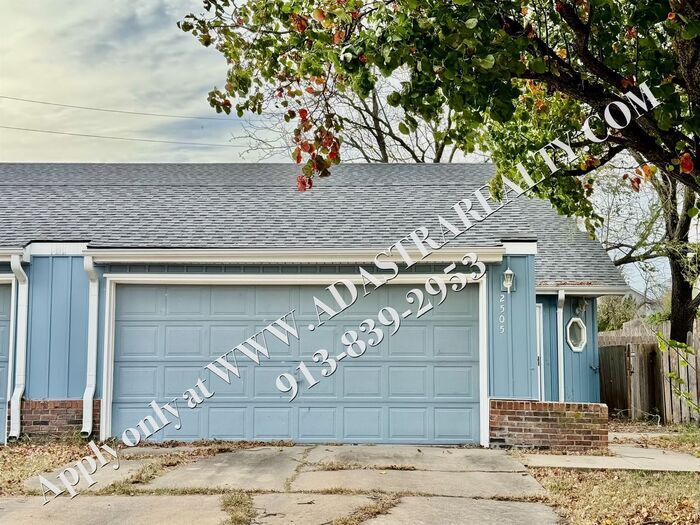 Foto principal - Beautiful 3 Bed 2 Bath Duplex in Lawrence-...