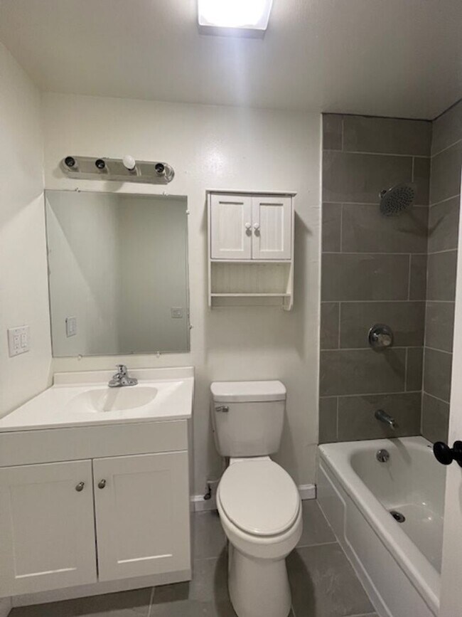 Foto del edificio - 4 Bed 1 Bath Home | Pet Friendly | Washer Dryer Hook Ups | Section 8 Welcome