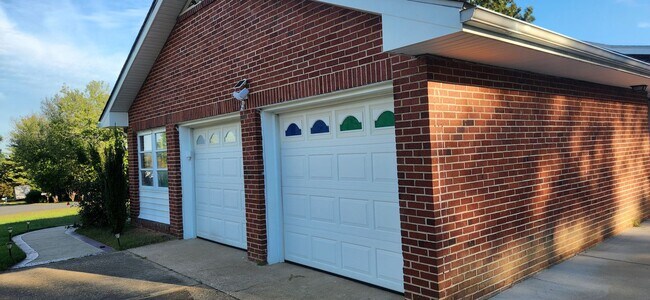 Building Photo - Large 2 Bedroom Rambler with 2 Primary Sui...