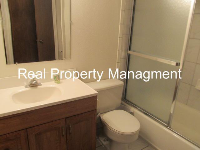 Building Photo - A Pet Friendly 4 Bed, 3 Bath House in Nort...