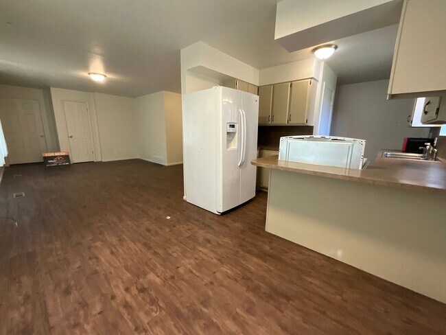 Foto del edificio - 4 Bedroom 2 Bath Duplex- Dog Friendly