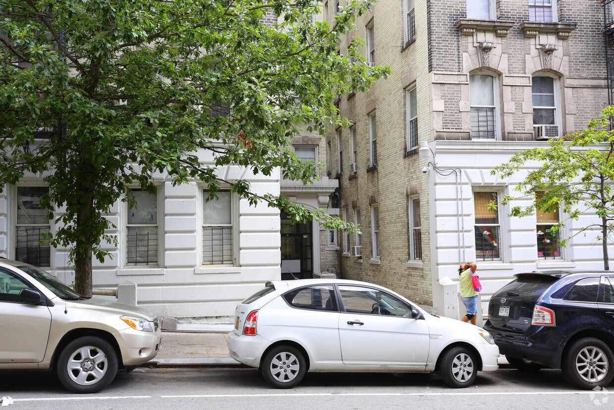 Foto del edificio - 719-723 W 180th St