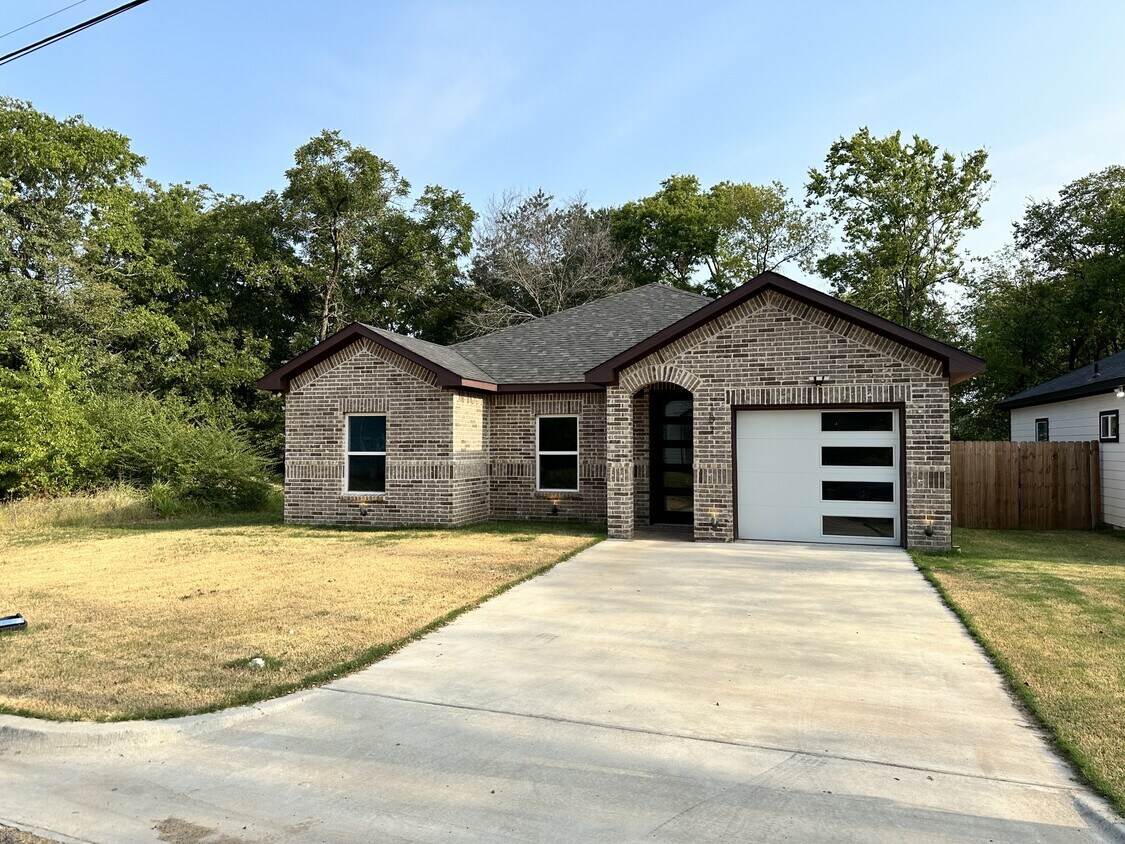 Primary Photo - 107 Ross St