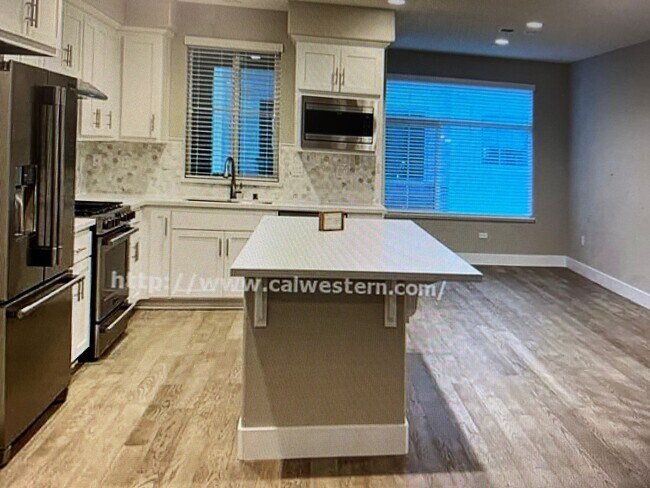 Foto del edificio - Built in 2019! Stunning 4/3.5 tri-level home minutes from Downtown Campbell!