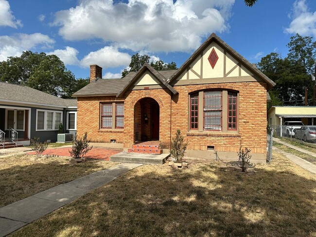 Building Photo - HISTORIC 2-BEDROOM HOME NEAR WOODLAWN LAKE