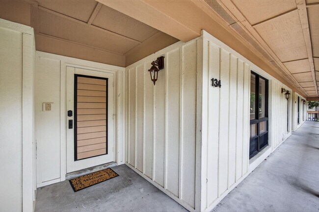 Foto del edificio - 134 Brackenwood Rd