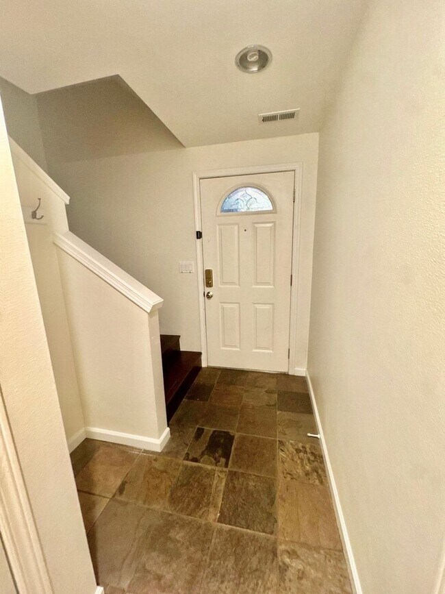 Foto del edificio - Spacious 2-Bed Townhouse in Seattle’s Greenwood / Phinney Area