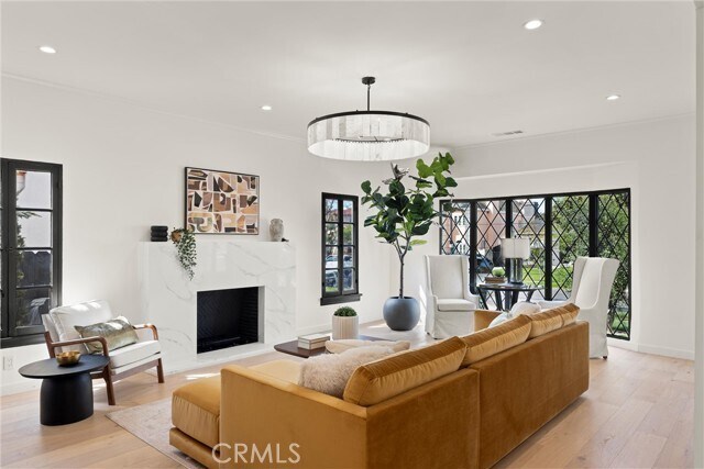 Building Photo - 158 S Formosa Ave