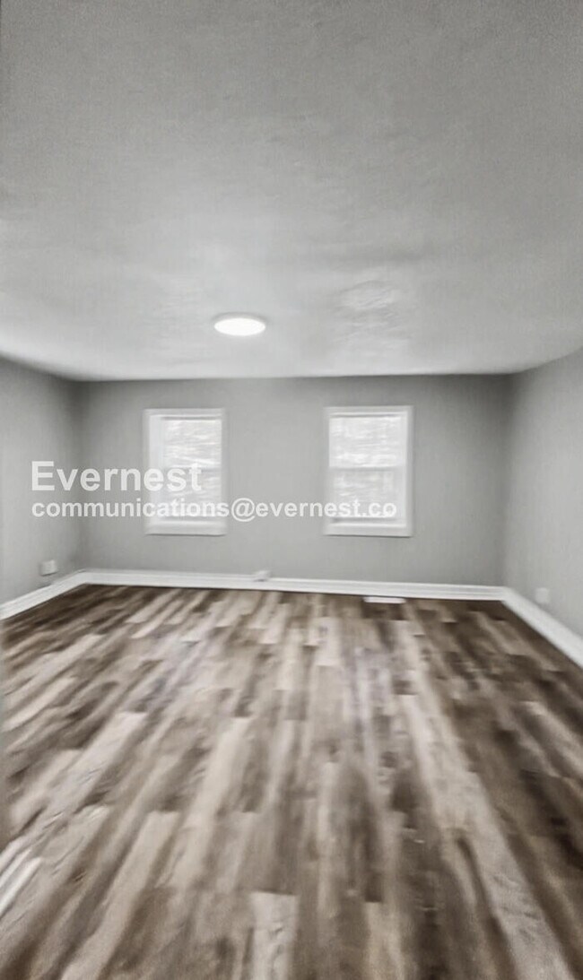 Building Photo - Spacious 3-Bedroom Home with Deck and Modern Appliances