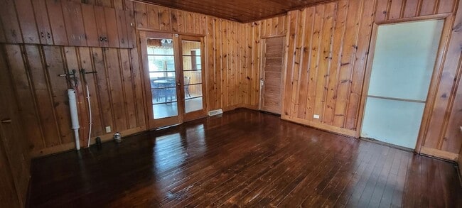 Building Photo - 2815 N Shore Dr