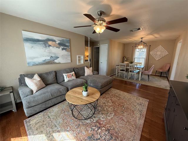 Building Photo - 501 N Travis St