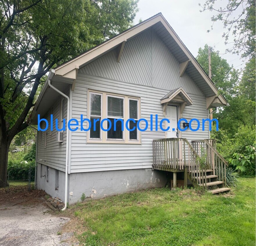Primary Photo - Cute 2 bedroom 1 bathroom home on corner lot.
