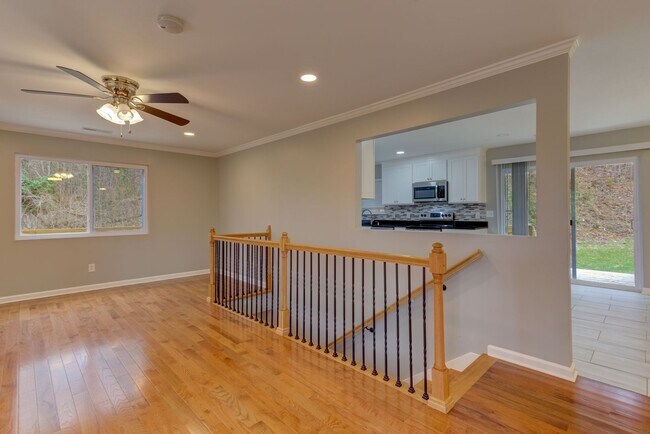 Building Photo - Spacious 5 Bedroom Home in Ooltewah with Basement & Workshop!