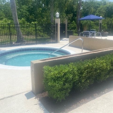 Pool and hot tub - 629 Dory Ln