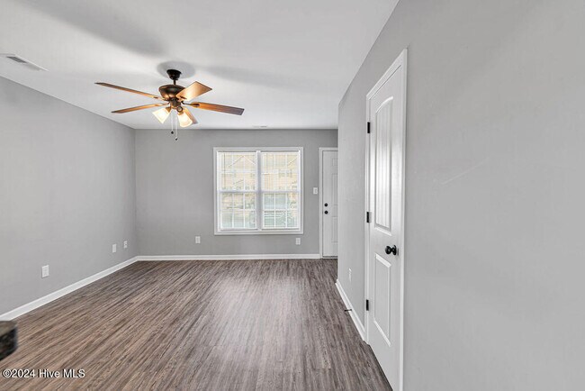 Foto del edificio - 111-121 Cornerstone Drive