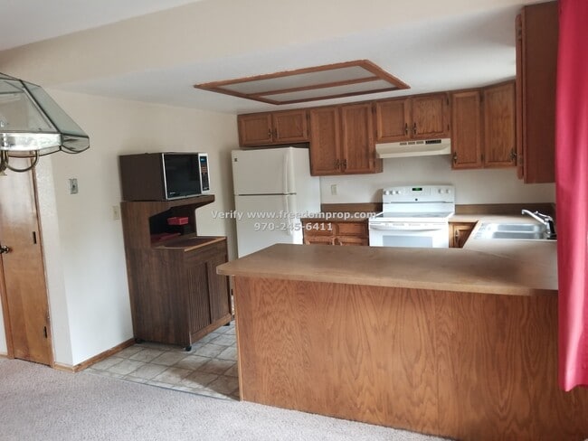 Building Photo - Lots of space in this 3 Bedroom 2.5 Bath Ridges Duplex