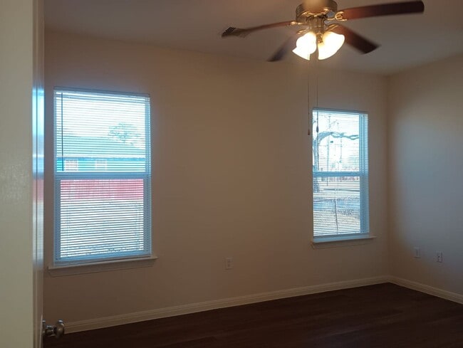 Building Photo - Cozy 2 bed / 1 bath - Move in Ready!