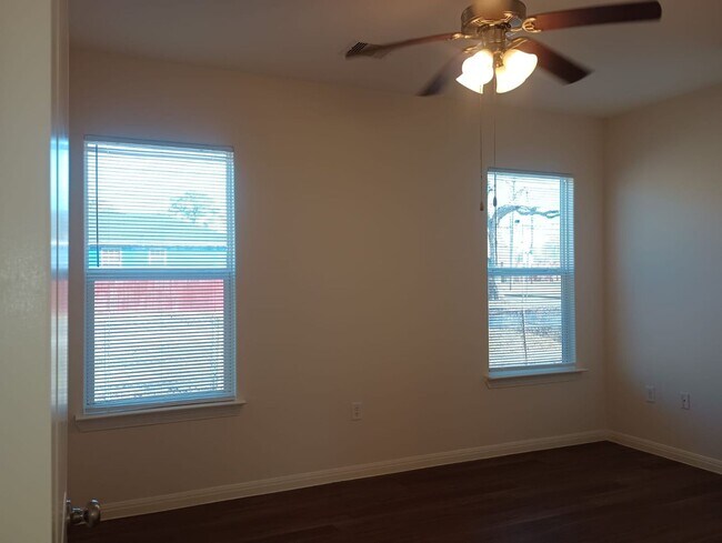 Foto del edificio - Cozy 2 bed / 1 bath - Move in Ready!