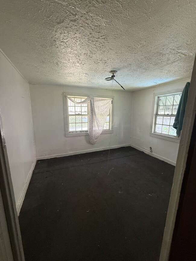 Building Photo - 1027 S Leighton Ave