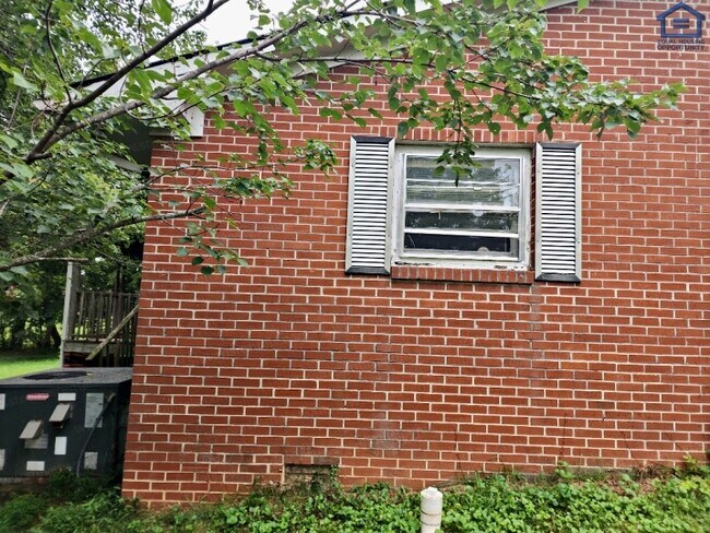 Building Photo - Modern Conveniences and Tranquility