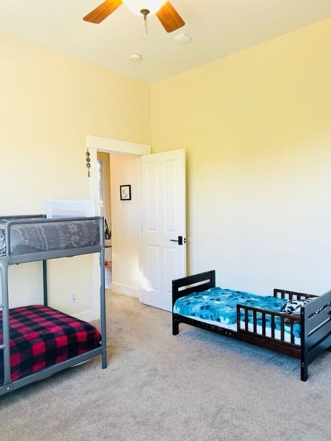 Building Photo - 3 bed 2 bath Ranch - Amazing Location in L...