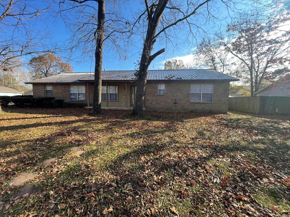 Primary Photo - Spacious 3 bedroom 2 bath house. Located i...