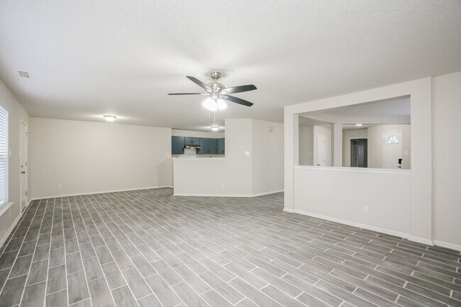 Building Photo - 1377 Redwood Dr