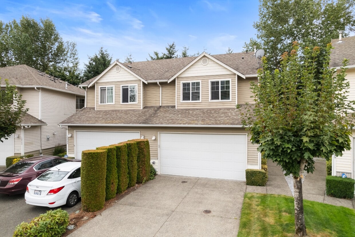 Primary Photo - Spacious Townhome with Fenced In Back Yard
