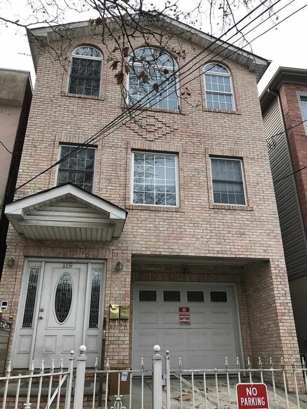 Primary Photo - 119 Leonard St