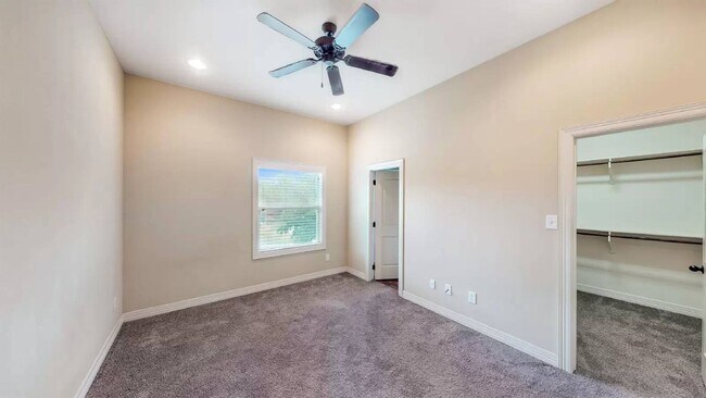 Foto del edificio - 1300 Foster Ave