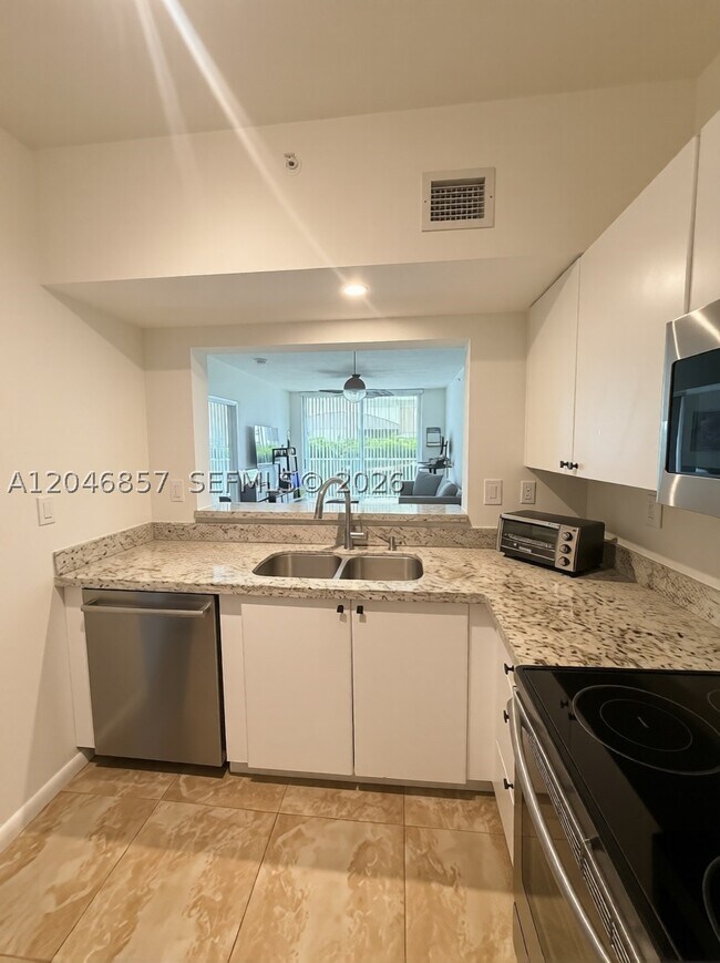 Foto del edificio - 3020 NE 32nd Ave