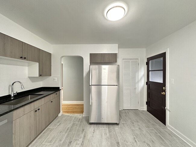 Building Photo - 6715 N California Ave