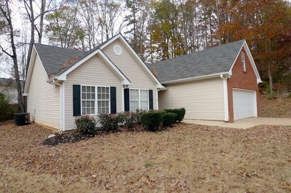 Building Photo - 1601 White Oak Dr