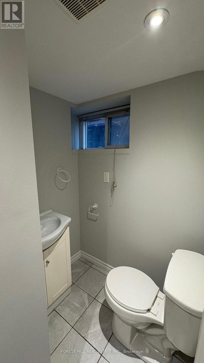 Building Photo - 8 Poplar Plains Crescent