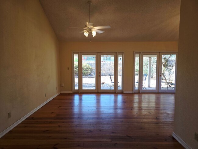 Building Photo - Charming 3 Bedroom, 2 bath Home in West El...