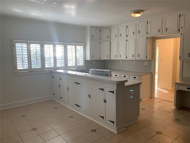 Foto del edificio - 1145 Mayfield Rd