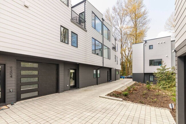 Building Photo - Modern Luxury Townhome Near Lake Washington