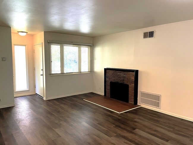 Foto del edificio - Enjoy Modern Living in this Upgraded home in a wooded area!