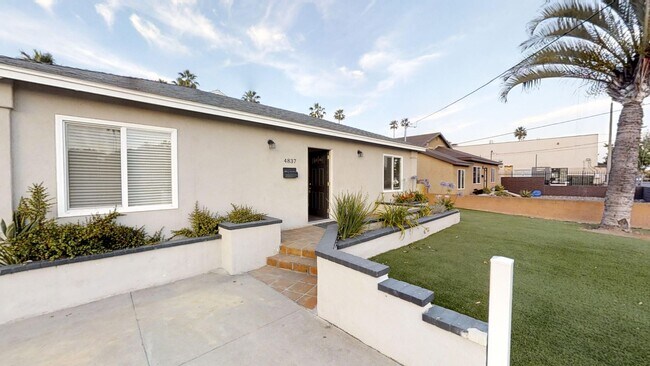 Foto del edificio - BIG House! Spacious bedrooms! Garage and Driveway Parking!