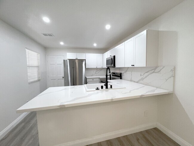 Building Photo - 2 bedroom 2.5 bath 1 garage 1 carport town...