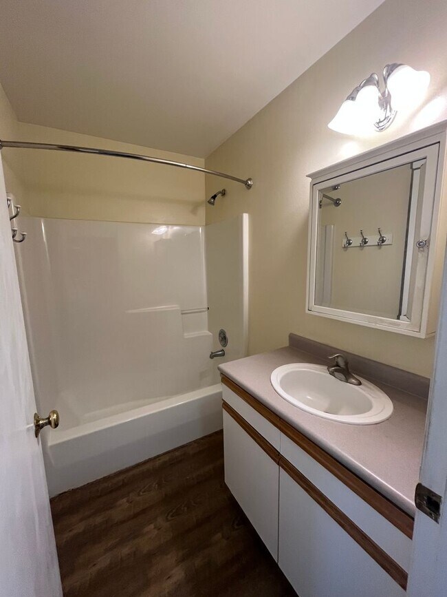 Building Photo - Spacious 3 Bedroom w/ Attached Garage