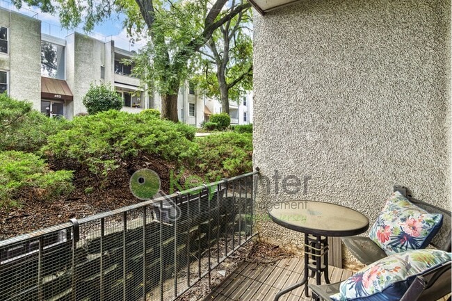 Building Photo - 456 A River Rd
