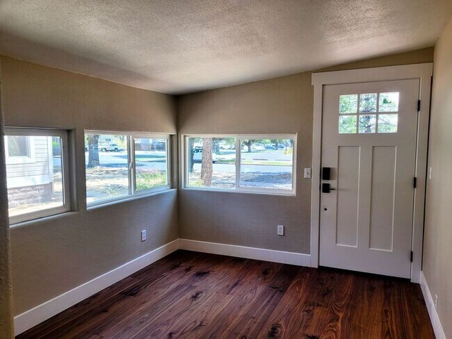 Foto del edificio - Downtown Cottage newly remodeled 2 Bed and...