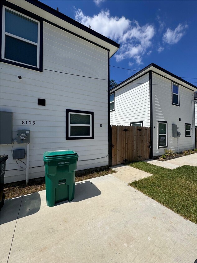 Foto principal - 8109 Denton St