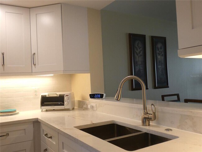 Building Photo - 9320 Clubside Cir