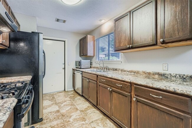 Foto del edificio - 9802 Briar Ridge Dr