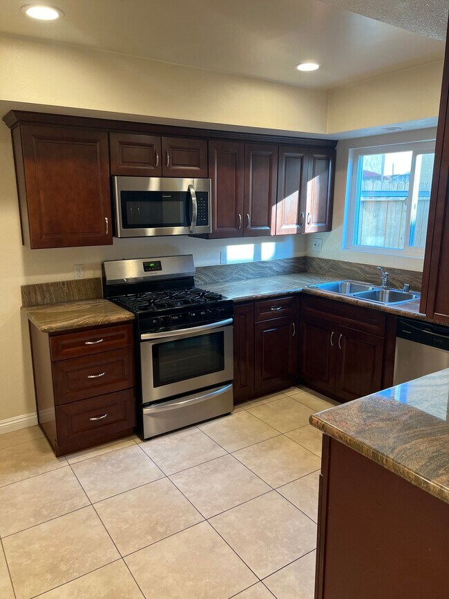 Building Photo - 10260 Plainview Ave