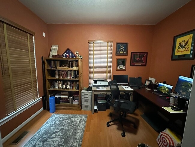 Building Photo - SPACIOUS 4 BED 3.5 BATH SF HOME