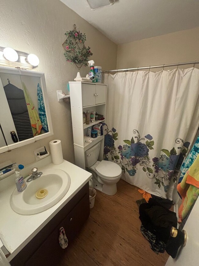 Building Photo - Spacious 2 bedroom!