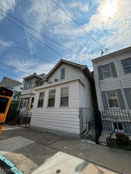 Building Photo - 151 Martin St